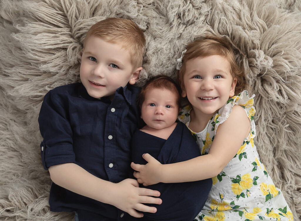 sibling photos with newborn