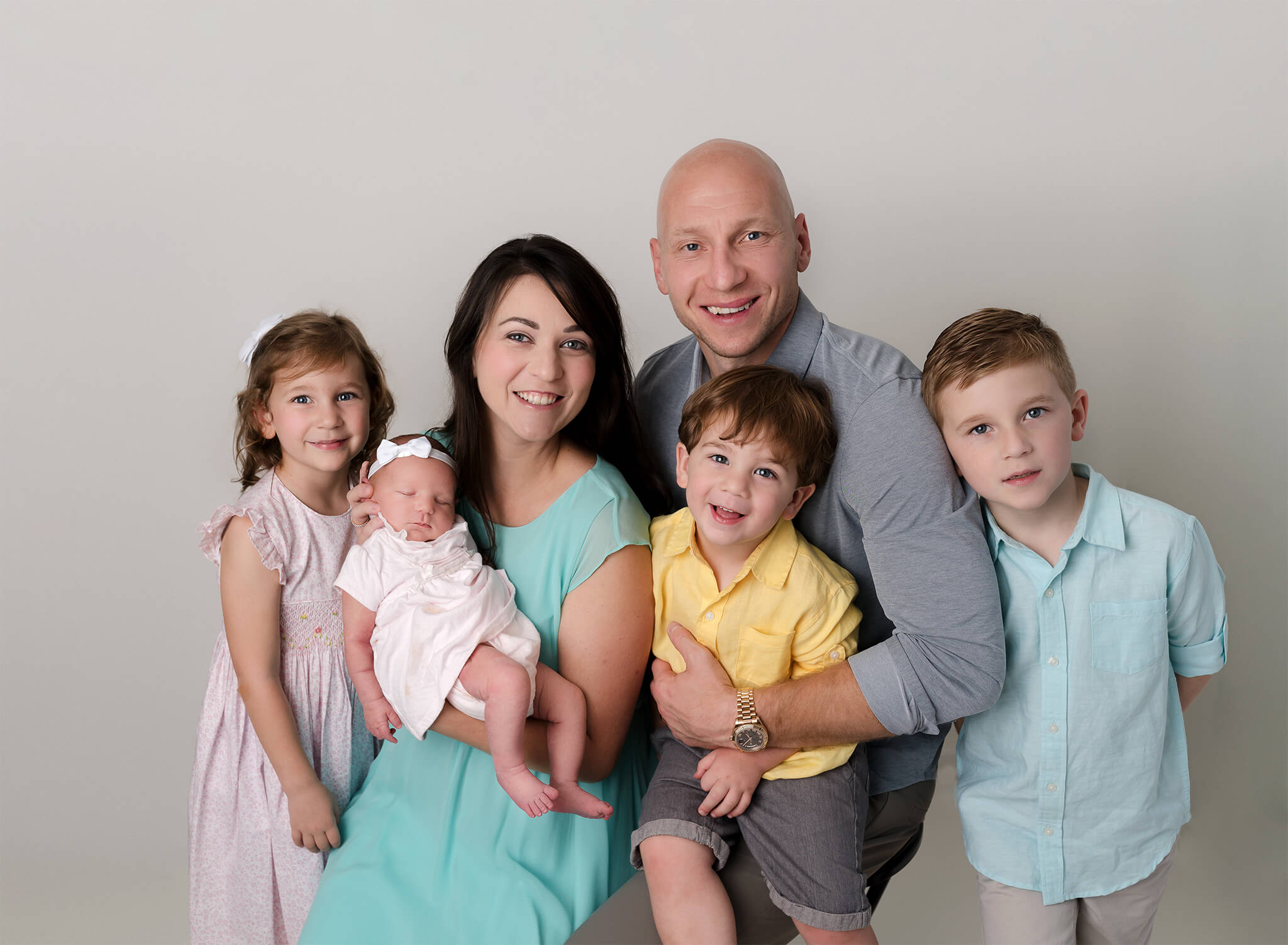 family of 6 newborn photos wearing spring colors